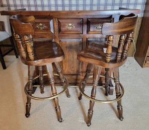 lot 70 image: Vintage Oak Captains Bar Stools and Bar