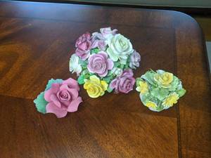 lot 117 image: Rare Vintage Capodimonte Italian Rose and Vintage Hand-Crafted Fine China Roses