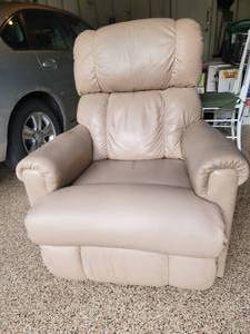 lot 128 image: Barely Used La-Z-Boy Recliner