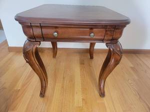 lot 03 image: Gorgeous Vintage End Table