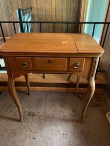 lot 14 image: Vintage Singer Sewing Machine 401