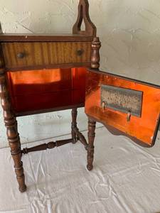lot 40 image: ANTIQUE SMOKERS CABINET