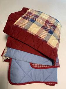 lot 46 image: TWIN OR FULL SIZE QUILT AND SHAM