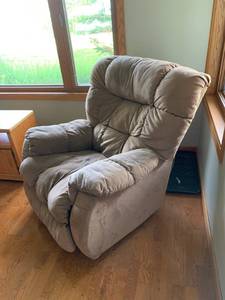 lot 51 image: TAN RECLINER BY LANE