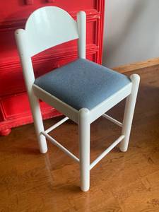 lot 55 image: ADORABLE WHITE BARSTOOL WITH BLUE CUSHION