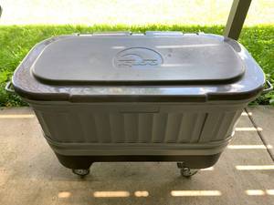 lot 4 image: LIKE NEW IGLOO PARTY BAR COOLER
