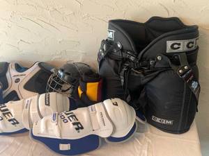 lot 67 image: LIGHTLY USED HOCKEY GEAR