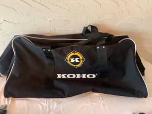 lot 69 image: HOCKEY SKATES AND GEAR BAG