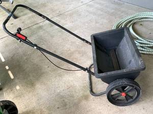 lot 103 image: SCOTTS 2000 LAWN SPREADER WITH EXTRA SPREADER