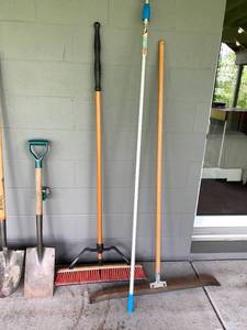 lot 113 image: Yard tools