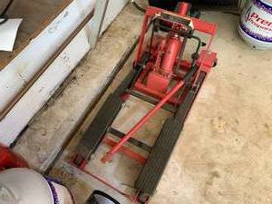 lot 126 image: Working ATV HYDRAULIC JACK