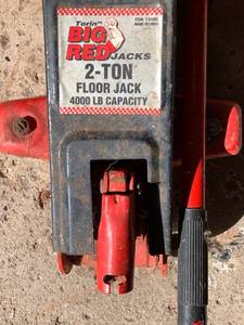 lot 131 image: BIG RED 2-TON JACK