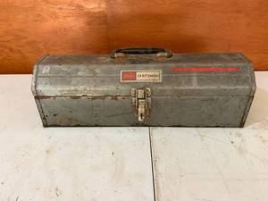 lot 139 image: CRAFTSMAN TOOLBOX WITH TOOLS AND TWO SAWS