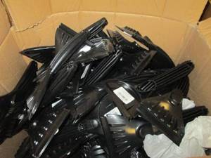 lot 29 image: box of ice scrapers ...