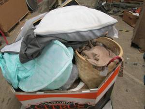 lot 139 image: palletgaylord of cat beds , cat tu...