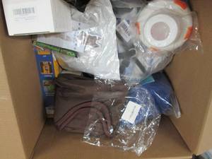 lot 238 image: box of dog and cat items ...