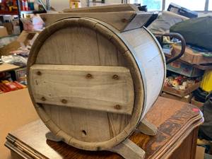lot 7 image: ANTIQUE WOOD BUTTER CHURN 15 INCH TALL
