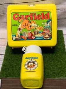 lot 28 image: VINTAGE 1978 GARFIELD LUNCHBOX WITH THERMAS