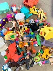 lot 34 image: VINTAGE LOT OF FAST FOOD TOYS & MISCELLANEOUS TOYS