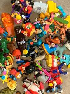 lot 35 image: VINTAGE LOT OF FAST FOOD, TOYS & MISCELLANEOUS TOYS