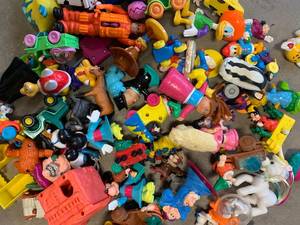 lot 36 image: VINTAGE LOT OF FAST FOOD, TOYS & MISCELLANEOUS TOYS