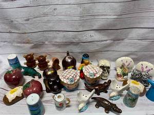 lot 42 image: LARGE LOT OF VINTAGE SALT AND PEPPER SHAKERS