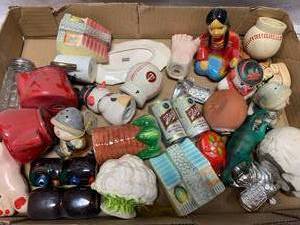 lot 43 image: LARGE LOT OF VINTAGE SALT AND PEPPER SHAKERS