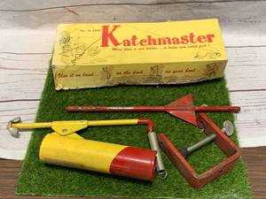 lot 45 image: KATCHMASTER VINTAGE FISHING POLE HOLDER