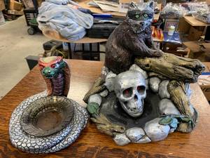 lot 76 image: VINTAGE ART PIECE & ASHTRAY