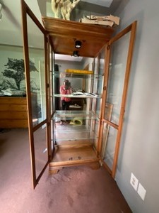 Display Case with light 5 glass shelves