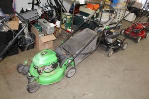 lot 553 image: Lawn Boy 195cc 4-Cycle Gas Push Mower 21, Bag