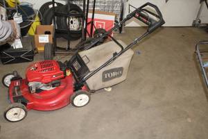 lot 557 image: Toro Recycler 6.5hp Gas Push Mower 22