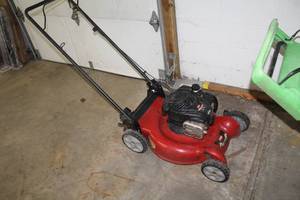 lot 558 image: Toro Recycler 20319 Gas Push Mower 20