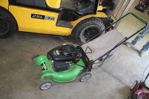 lot 565 image: Lawn Boy Rear Discharge Push Mower 20, Bag