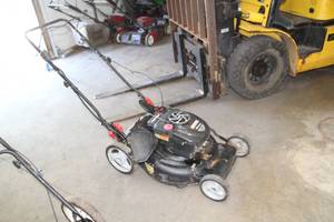 lot 567 image: Craftsman 917.370930 Briggs & Stratton Platinum 190cc Gas Push Mower 22