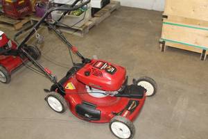 lot 573 image: Toro Recycler 20071 6.5hp Gas Push Mower 22