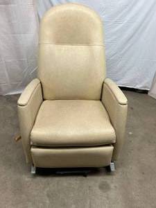 LAZYBOY EXTRA WIDE GERI CHAIR RECLINER - GREAT WORKING CONDTION - HAS WEAR IN A COUPLE CORNERS - SEE PICTURES
