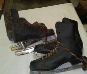 lot 548 image: Mens Vintage Skates (2 pr., size 7-8)