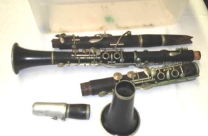 lot 549 image: Vintage Clarinet Pieces in Tote