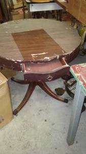 lot 595 image: Scalloped Round Table