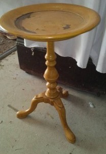 lot 608 image: Unique Small Table  Stand