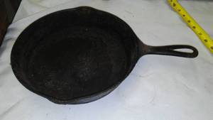 lot 612 image: Cast Skillet Frypan 10.5 in. Erie