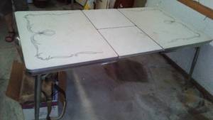 lot 619 image: Mid Century Kitchen Table, Built in Butterfly Leaf