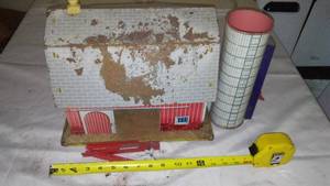 lot 658 image: Marx Barn  Silo Original, Circa 60s