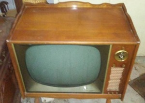 lot 673 image: Wood Cabinet - Excellent Cabinet, Tube Tv.