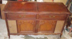 lot 675 image: Console Stereo Cabinet with Components