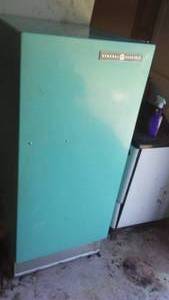 lot 686 image: Vintage GE Refrigerator, Robin Egg Blue