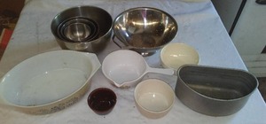 lot 691 image: Kitchen Stainless Mixing Bowls, Pyrex and Corning