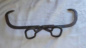 lot 695 image: Vintage Ice Claw