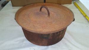 lot 717 image: 11 in. Cast Pot with Cover